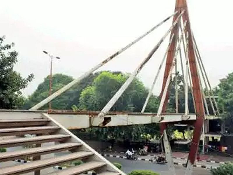 tolen bridge in delhi railings and bricks also theft of foot over bridge | काय सांगता? पादचारी पूल गेला चोरीला