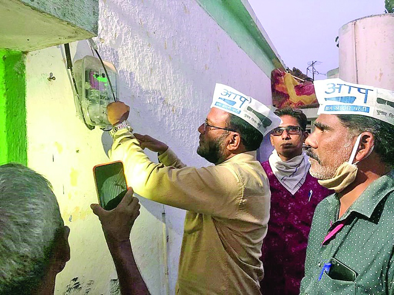 Kejriwal pattern in Solapur; ‘Aap’ launched a campaign to connect the disconnected power | सोलापुरात केजरीवाल पॅटर्न; तोडलेली वीज जोडत ‘आप’ने राबविली मोहिम