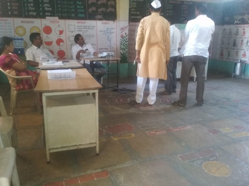 In Satara Lok Sabha constituency, 43.14 percent voting till 3 pm, failure of polling booths | सातारा लोकसभा मतदारसंघात दुपारी तीन वाजेपर्यंत ४३ .१४ टक्के मतदान, मतदान यंत्रांमध्ये बिघाड
