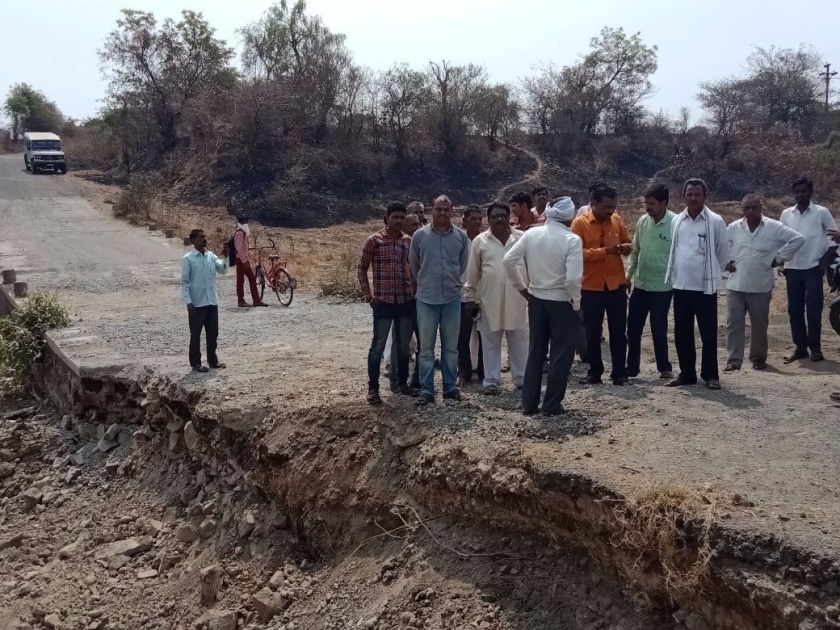 The villagers stopped the work of repairing the Pinjar-Nihida bridge | ग्रामस्थांनी बंद पाडले पिंजर-निहीदा मार्गावरील पुलाच्या दुरुस्तीचे काम  