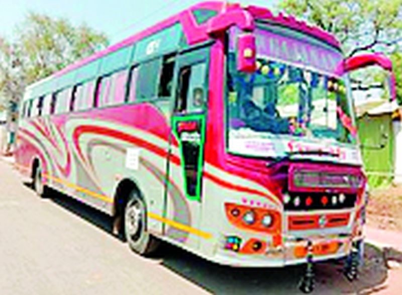 A bus from Gujarat was stopped in the hold | गुजरातहून आलेली बस धारणीत रोखली