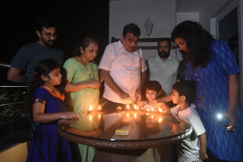 Nitin Gadkari lit a lamp with his family | नितीन गडकरी यांनी कुटुंबियांसह पेटवले दिवे