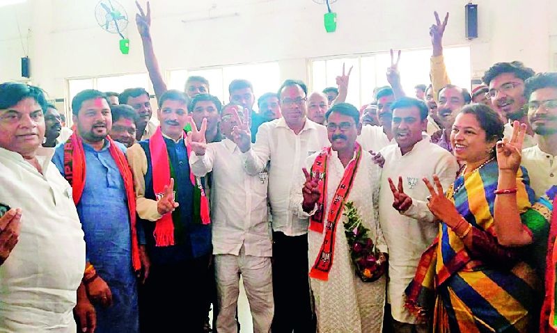 The BJP's district office is all about the celebration | भाजप जिल्हा कार्यालयात एकच जल्लोष