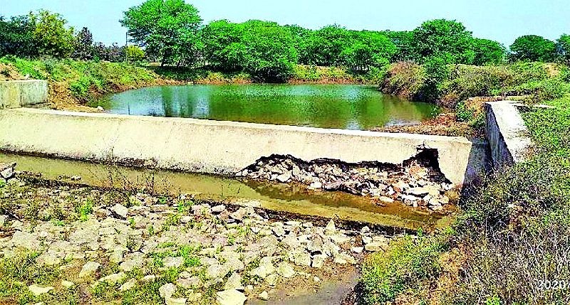 The agricultural dam built under waterlogged shivar has escaped | जलयुक्त शिवारांतर्गत बांधलेल्या कृषी बंधाऱ्याला पडले भगदाड