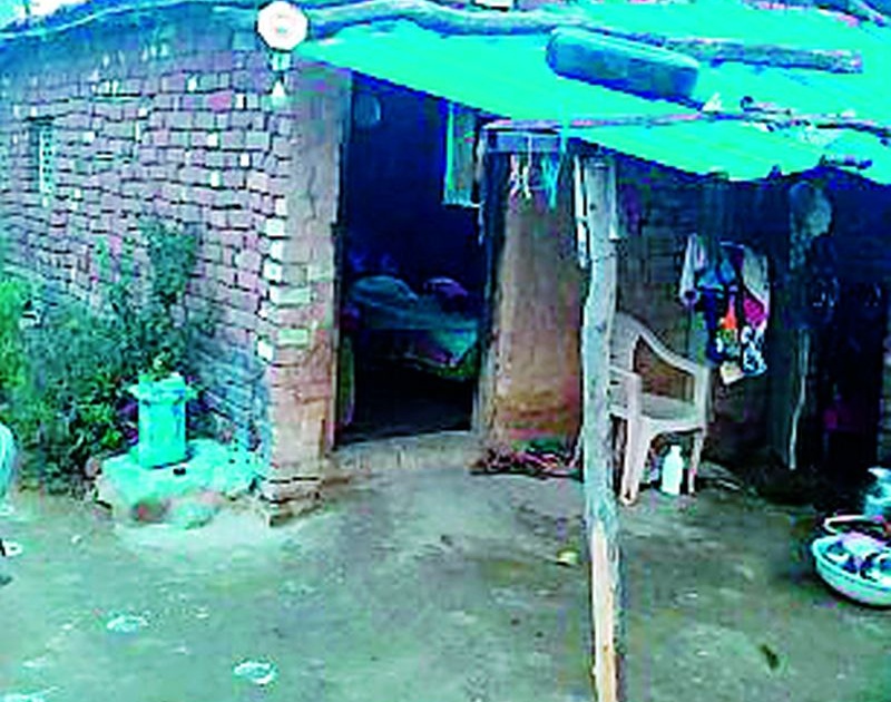 The beneficiary in Mohri is deprived of housing | मोहरी येथील लाभार्थी घरकुलापासून वंचित