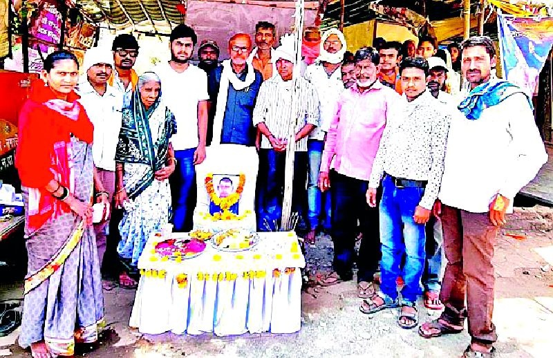 Funeral on orphan youth by collecting donations | देणगी गोळा करून अनाथ तरुणावर अंत्यसंस्कार