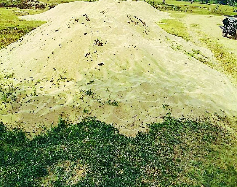 The eight dumping yards of the illegal sand at Chhayd | चुल्हाड येथे अवैध रेतीचे आठ डम्पिंग यार्ड