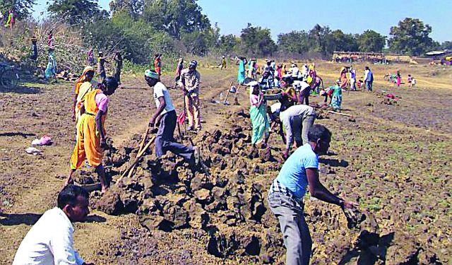 Employment of ten thousand workers from MNREGA | मनरेगातून दहा हजारांवर मजुरांना रोजगार