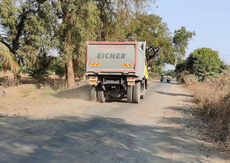 Rural roads in derogatory situation due to secondary mineral transport! | गौण खनिज वाहतुकीमुळे ग्रामीण रस्त्यांची लागली वाट!