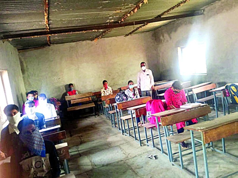 427 school bells rang in Buldana district; However, the lessons of the students | बुलडाणा जिल्ह्यात ४२७ शाळांची घंटा वाजली; विद्यार्थ्यांची मात्र पाठ 