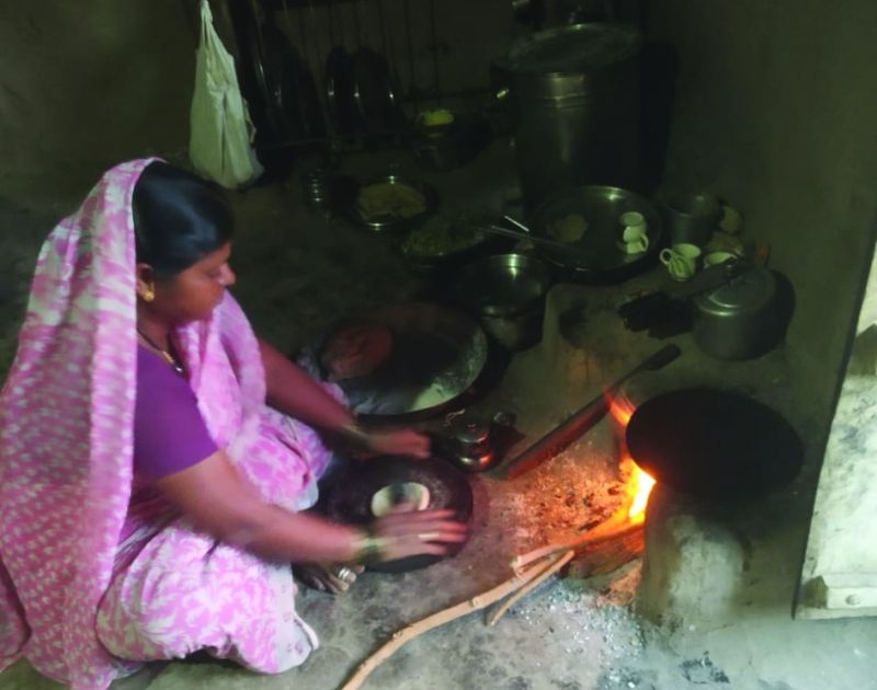 Ujjwala scheme beneficiary not afford Gas cylender now | गरीबांची ‘उज्वला’ गॅसवरून पुन्हा चुलीवर  