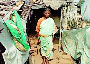 Older women deprived of cottage | वृद्ध महिला घरकुलपासून वंचित