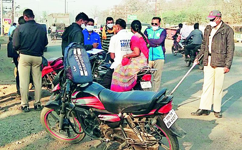Two-wheelers fined, crowded administration slapped | दुचाकीस्वारांना दंड, गर्दीचा प्रशासनाला ठेंगा