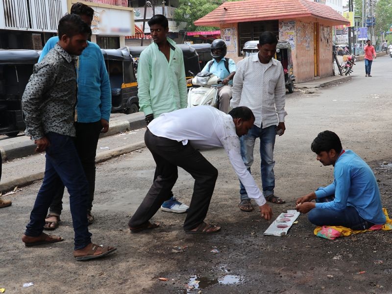 Mandla Gambling Near the Police Chawki of Jalgaon Railway Station | जळगाव रेल्वे स्टेशननजीकच्या पोलीस चौकीजवळच मांडला जुगार