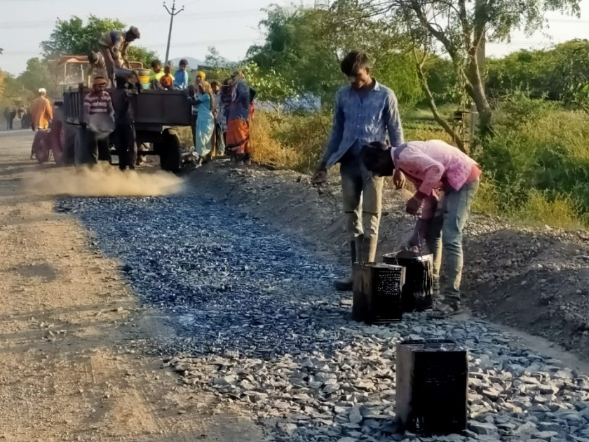 Road repair work in Dindori finally started | दिंडोरीतील रस्ता दुरुस्तीचे अखेर काम सुरू