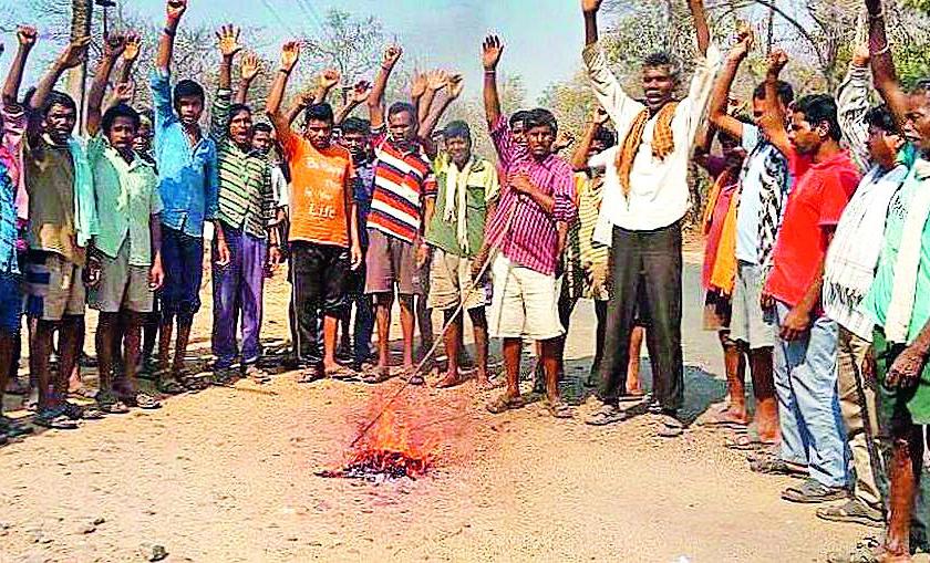 Naxalites burned by villagers | गावकऱ्यांनी जाळले नक्षली बॅनर