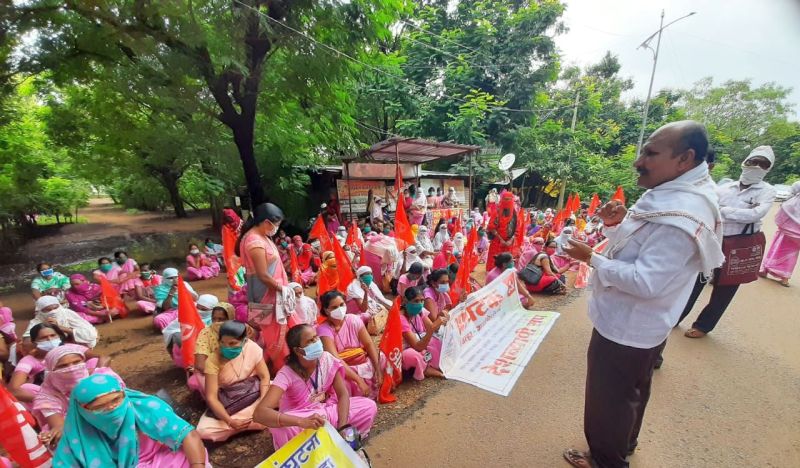 Anganwadi workers' agitation | अंगणवाडी कर्मचाऱ्यांचे आंदोलन