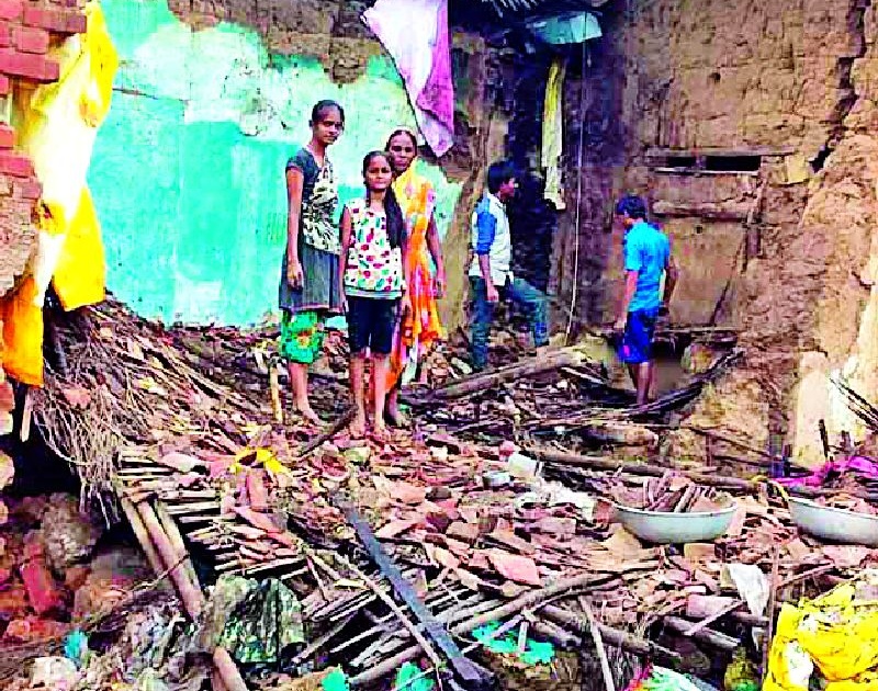 The house collapsed due to the rain | पावसामुळे घर कोसळले