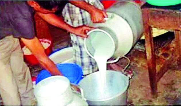 Looters of producers through milk collection center | दूध संकलन केंद्राद्वारे उत्पादकांची लूट