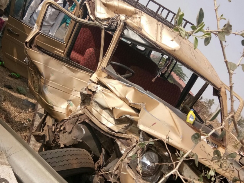 nashik,Waghere,truck,cruser,accident,13,injured | वाघेरे फाट्यावर ट्रकची क्रूझरला धडक ; १३ जखमी