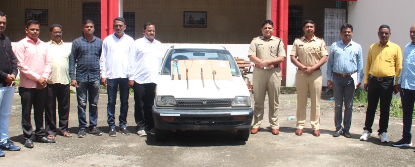 Police seize all lakh with stolen car | चोरीतील कारसह सव्वा लाखाचा मुद्देमाल पोलिसांनी केला जप्त..