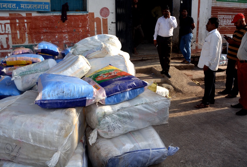 Three tons of plastic seized in Jalna city ...! | जालना शहरात तीन टन प्लास्टिक जप्त...!