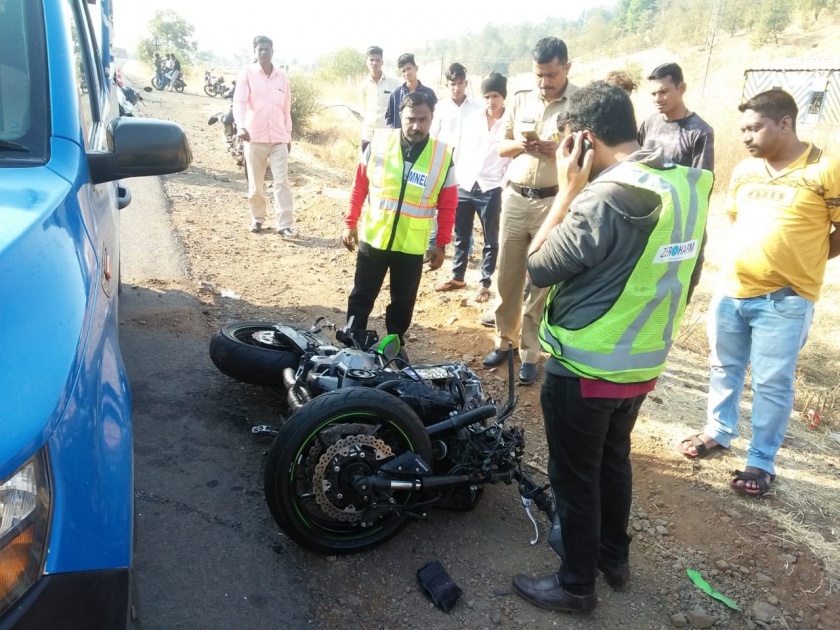 The driver of the bike rammed into the casualties and killed the driver | कसारा घाटात दुचाकीच्या पिकअपला धडकेने चालक ठार