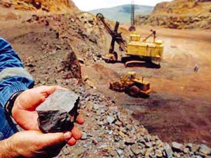 Malegavi stone pelting on a team of mining officials | खनिजकर्म अधिकाऱ्यांच्या पथकावर मालेगावी दगडफेक