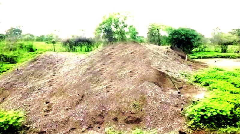 Upper Collector's team raids illegal sand reserves! | अप्पर जिल्हाधिकाऱ्यांच्या पथकाची अवैध रेती साठ्यांवर कारवाई!
