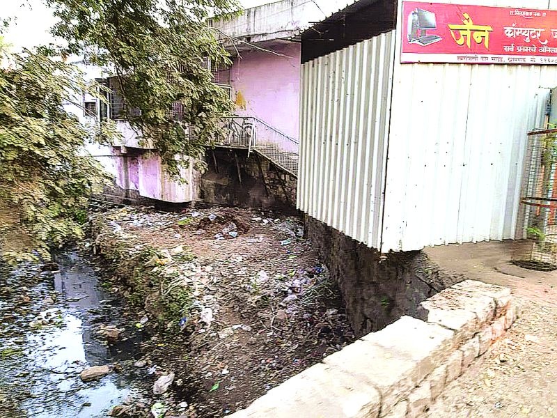 Khamgaon : encroaching on drains | खामगावात नालेही अतिक्रमणाच्या विळख्यात!