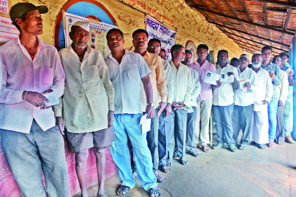 Spontaneous voting in Karveer, Radhanagar | करवीर, राधानगरीत उत्स्फूर्त मतदान