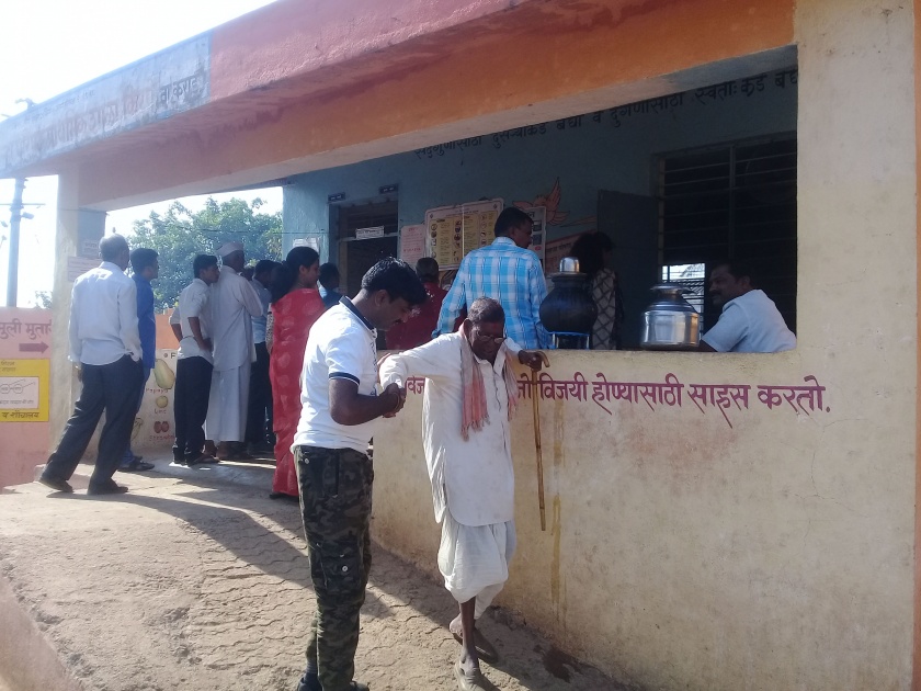 Machine fault in Kalgaav polling station in Karhad taluka | कऱ्हाड तालुक्यात काळगावला मतदान केंद्रावर मशीनमध्ये बिघाड