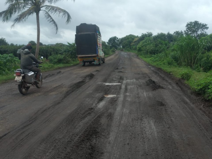 Roads in the east were damaged due to rains | पावसामुळे पूर्व भागातील रस्ते झाले निकामी