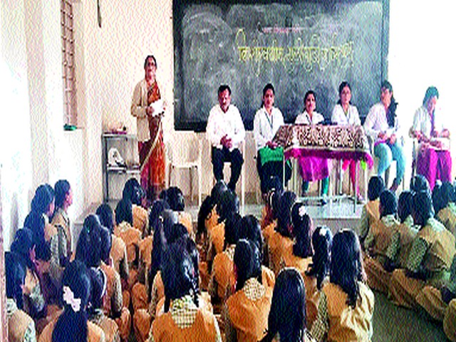 Workshop for teenage girls at Lohoner School | लोहोणेर शाळेत किशोरवयीन मुलींसाठी कार्यशाळा