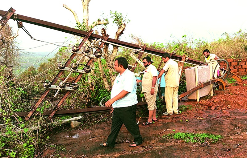 Solapur power workers struggle in Konkan; The service continues even in the rainy season | सोलापूरच्या वीज कर्मचाºयांचा कोकणात संघर्ष; भरपावसातही सेवा सुरूच