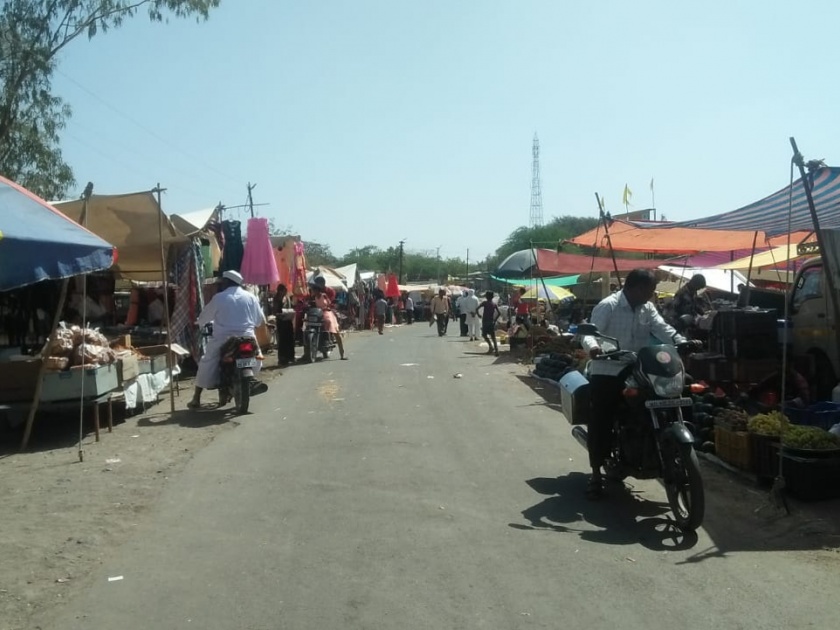 Weekly market in the city corporation Shukushkat | नगरसुल येथील आठवडे बाजार उन्हामुळे शुकशुकाट