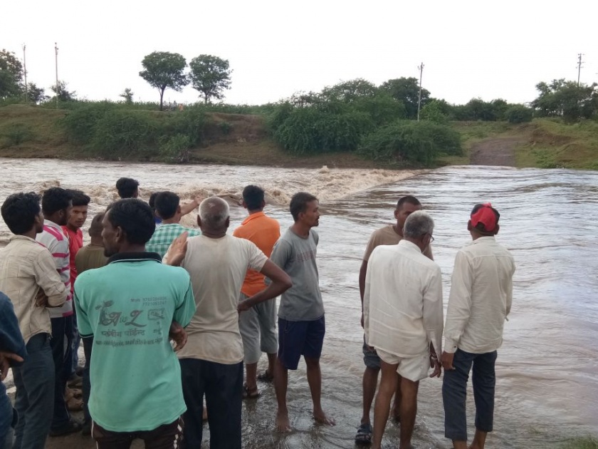 Courageous youth rescued by boat: The lives of six of them | धाडसी युवकांनी वाचवले पुरात वाहून जाणा:या सहा जणांचे प्राण