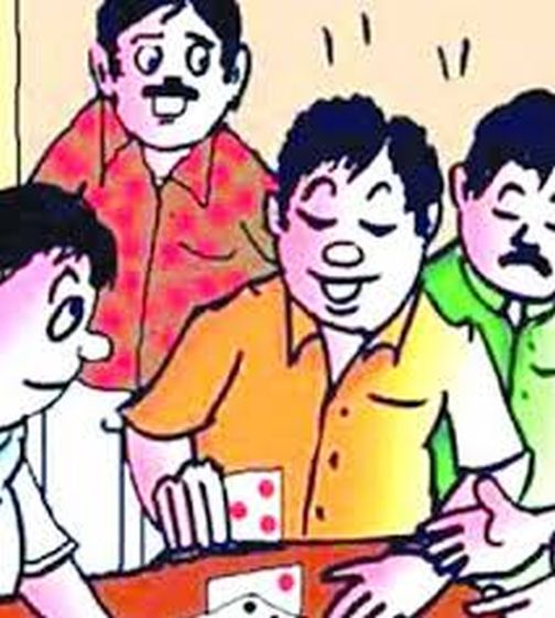 Four lakh items were seized from a gambling den at Prakasha | प्रकाशा येेथे जुगार अड्ड्यावर धाड टाकून चार लाखा मुद्देमाल जप्त