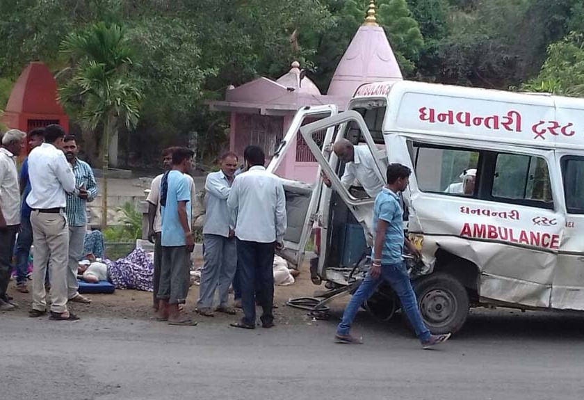 11 injured in an accident near Pambara | पानबाराजवळ रूग्णवाहिकेला अपघात 11 जण जखमी