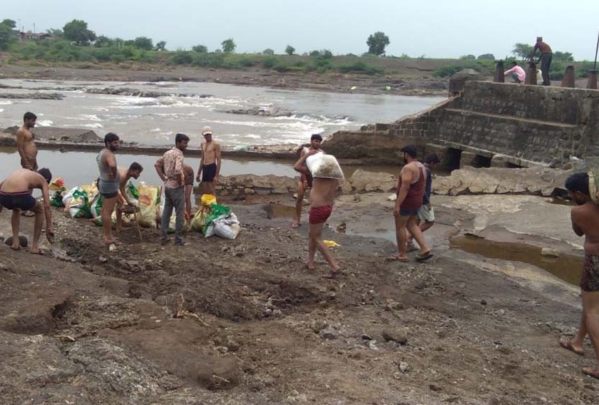Villagers barred from paying labor: its water | श्रमदानातून ग्रामस्थांनी अडविले बंधा:याचे पाणी