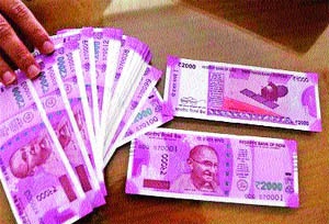  Lakhs of one lakh rupees from a married woman engaged in the purchase | खरेदीत गुंतलेल्या युवतीच्या बॅगमधून एक लाख रुपये लंपास