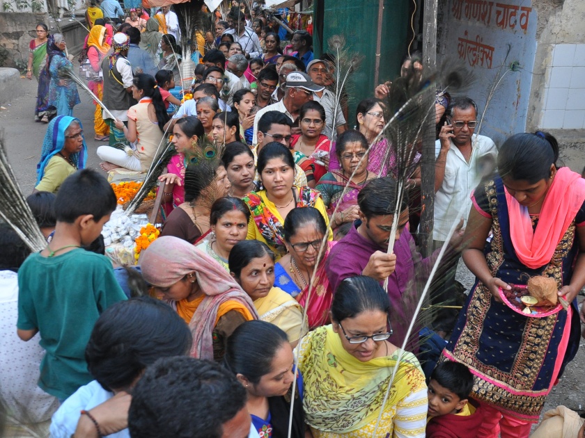 The crowd gathered in the Kartik Purnima temple | कार्तिक पौर्णिमेनिमित्त मंदिरांमध्ये गर्दी