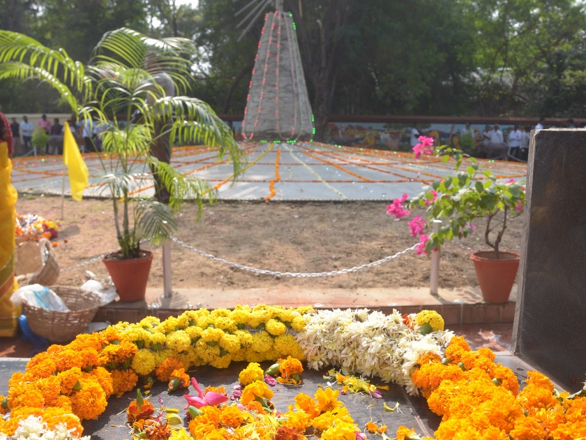 Gowari's paid tribute on Shahid Gowari monument | शहीद गोवारी स्मारकावर संतापलेल्या मनाने वाहिली वेदनांची फुले