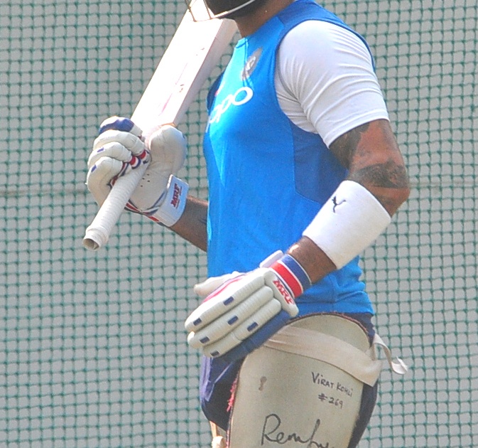 Skipper Virat Kohli scored with 50 catches | कर्णधार विराट कोहलीने टिपले ५० झेल