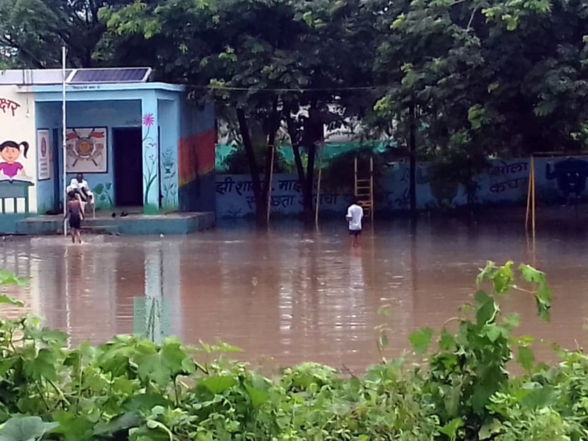 Parbhani: Six talukas were hit by rain | परभणी : सहा तालुक्यांना पावसाने झोडपले