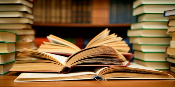 61 thousand books in Parbhani district library | परभणी जिल्हा ग्रंथालयात ६१ हजारांवर ग्रंथ