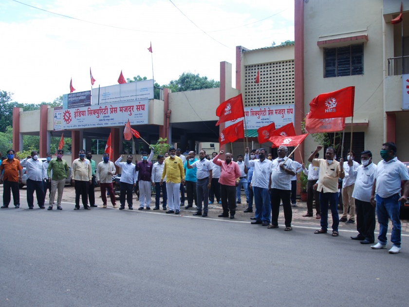 Workers protest in front of the printing press | मुद्रनालायसमोर कामगारांचे निदर्शने