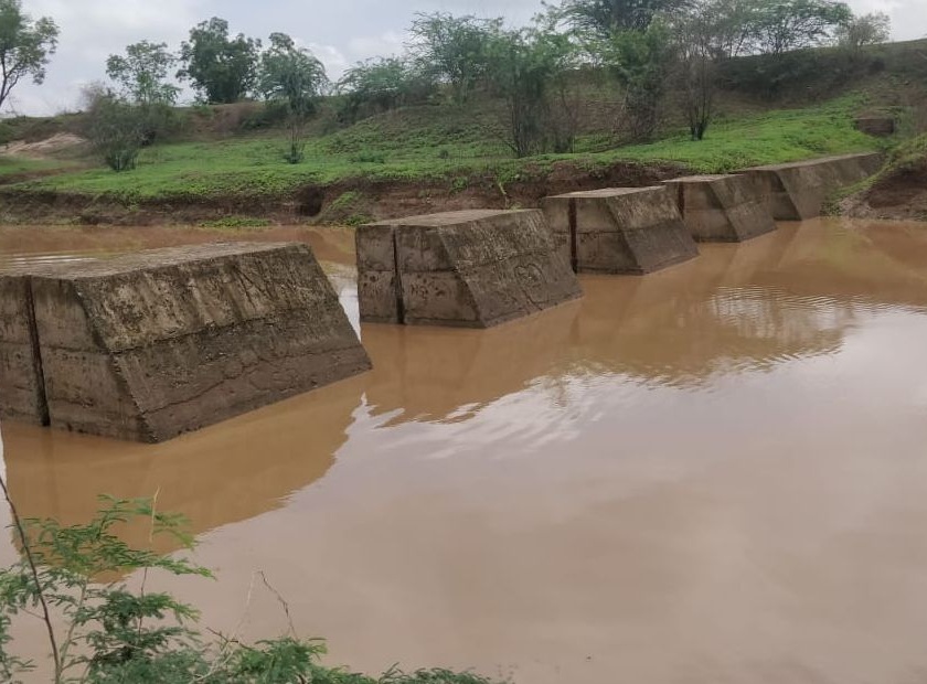  Water is irrigation problem: Damage is being used as a waste | पाणी असून सिंचनाची समस्या : बंधारे ठरताहेत निरुपयोगी