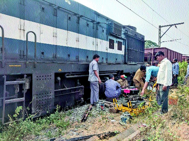  The engine of the freight trapped in Igatpur | इगतपुरीत मालगाडीचे इंजिन घसरले