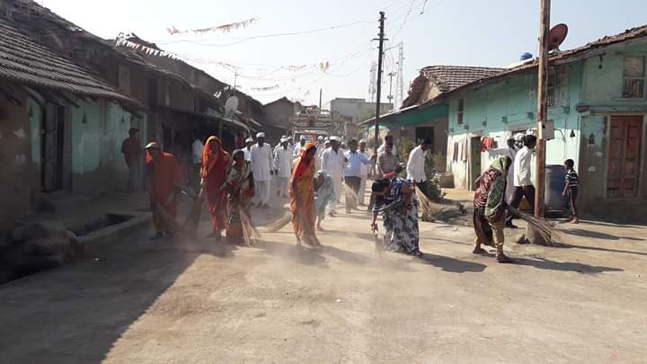  Greetings to Rashtrasant Gadge Maharaj from village cleanliness | ग्राम स्वच्छतेतुन राष्ट्रसंत गाडगे महाराज यांना अभिवादन